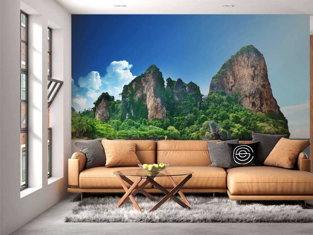 Strand met grote rotsen