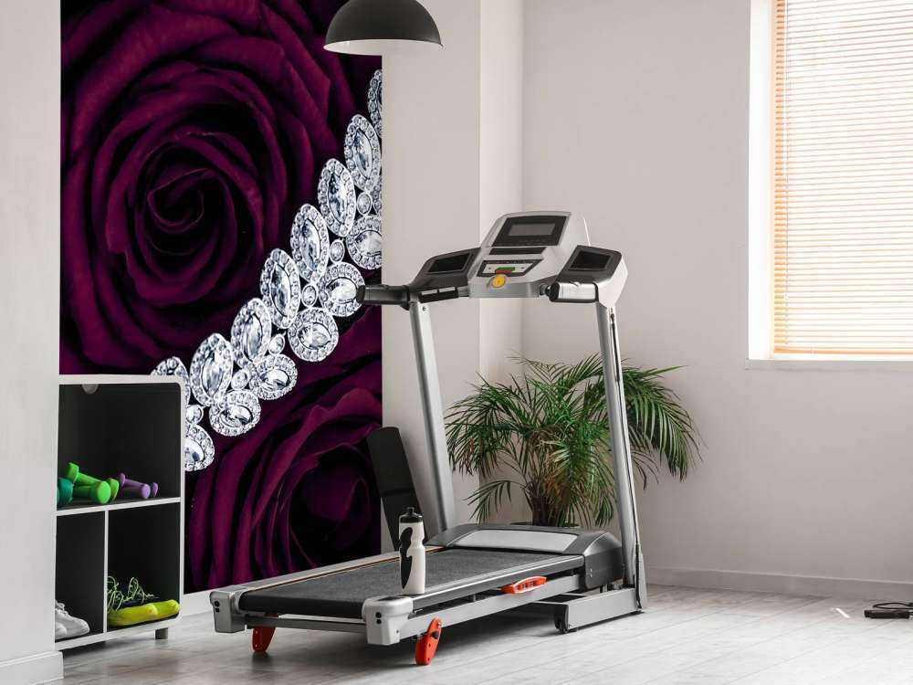 Rode rozen met een diamanten ketting erop