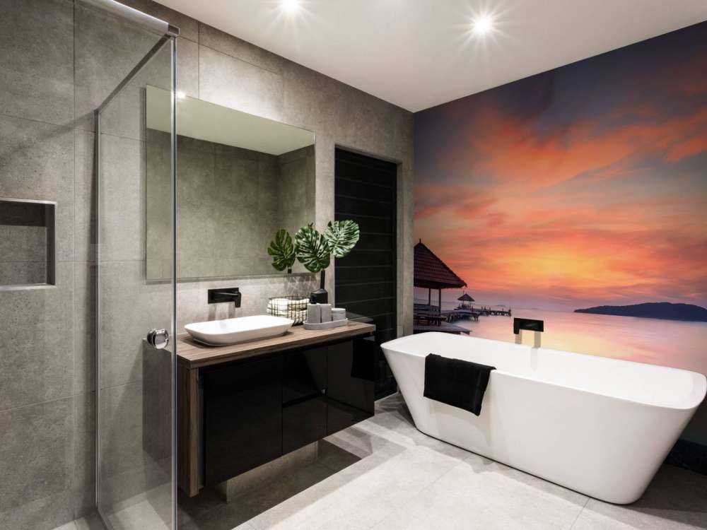 Zeesteiger boven kleurrijk water