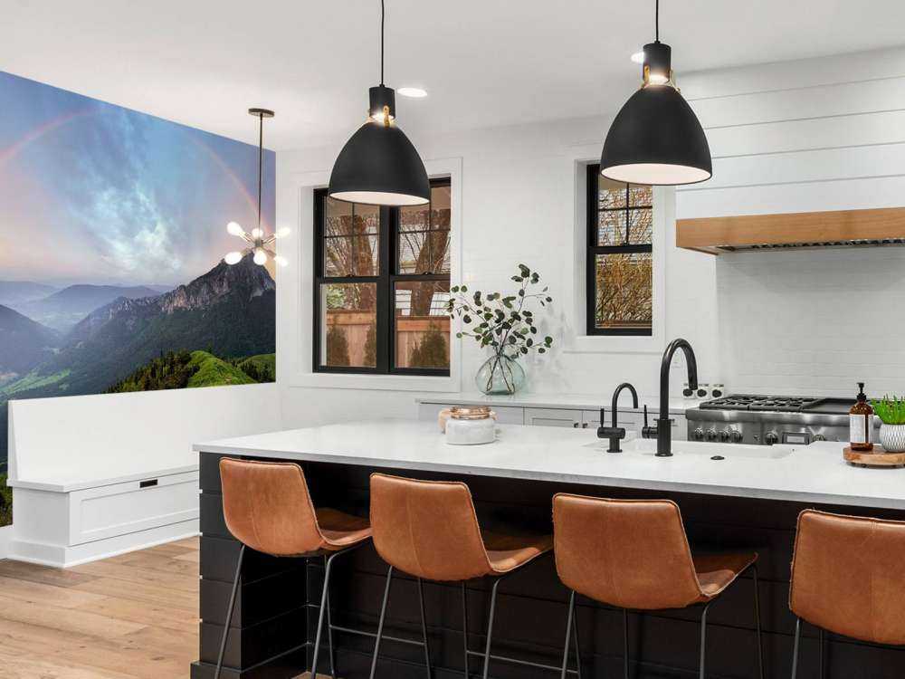 Regenboog boven een berglandschap