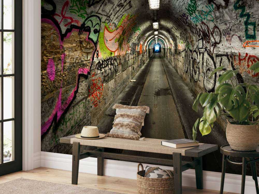 Lange ondergrondse tunnel met graffiti op de muren