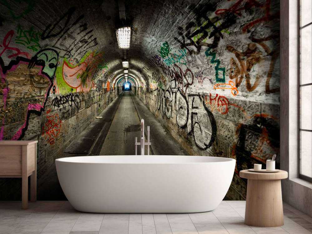 Lange ondergrondse tunnel met graffiti op de muren