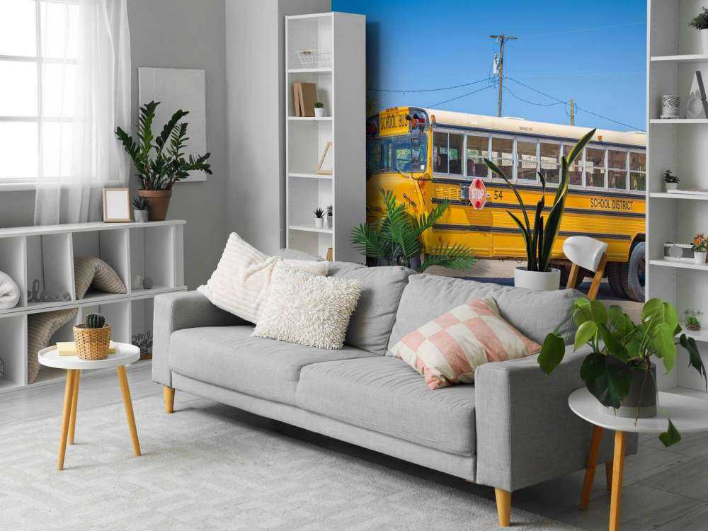 Traditionele gele schoolbus op een parkeerterrein