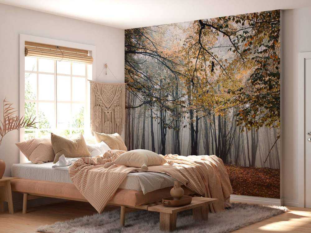 Mistig Herfst Bos met veel Bomen