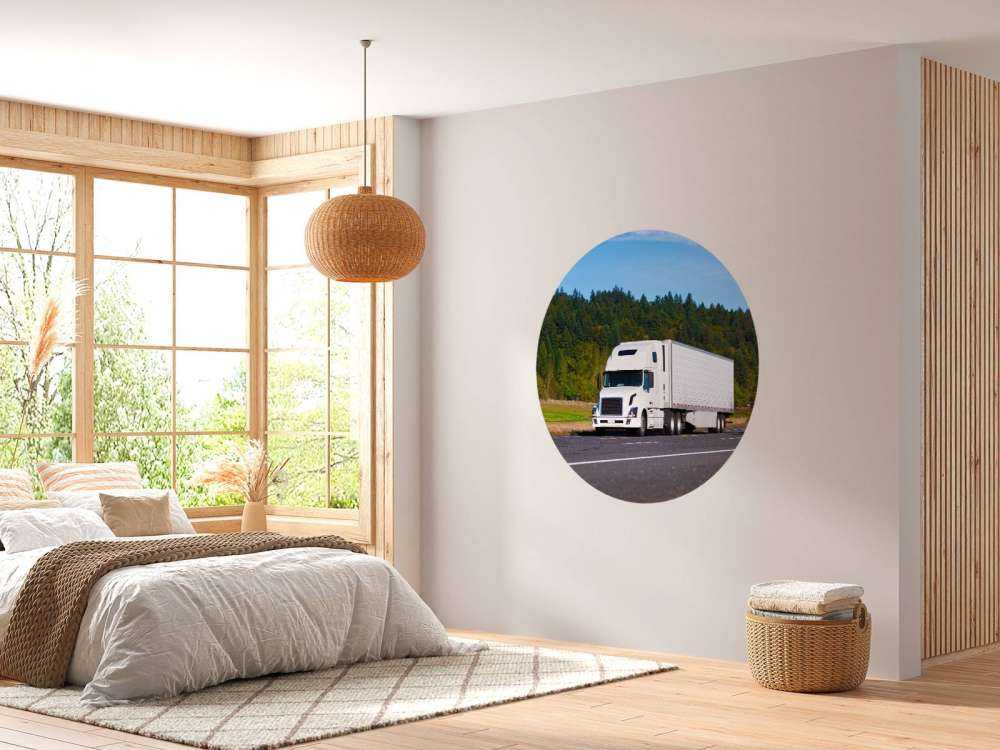 Krachtige witte vrachtwagen in een berglandschap