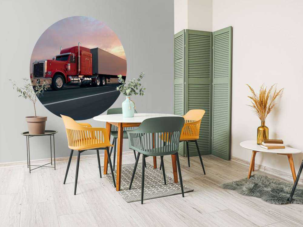 Rode Amerikaanse vrachtwagen bij zonsondergang