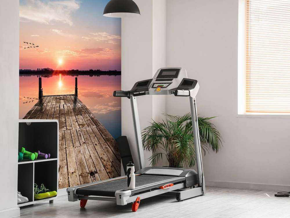 Houten steiger met reflecterend zeewater