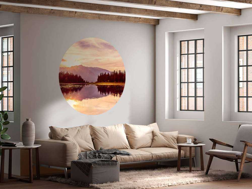 Meer met bergen op de achtergrond