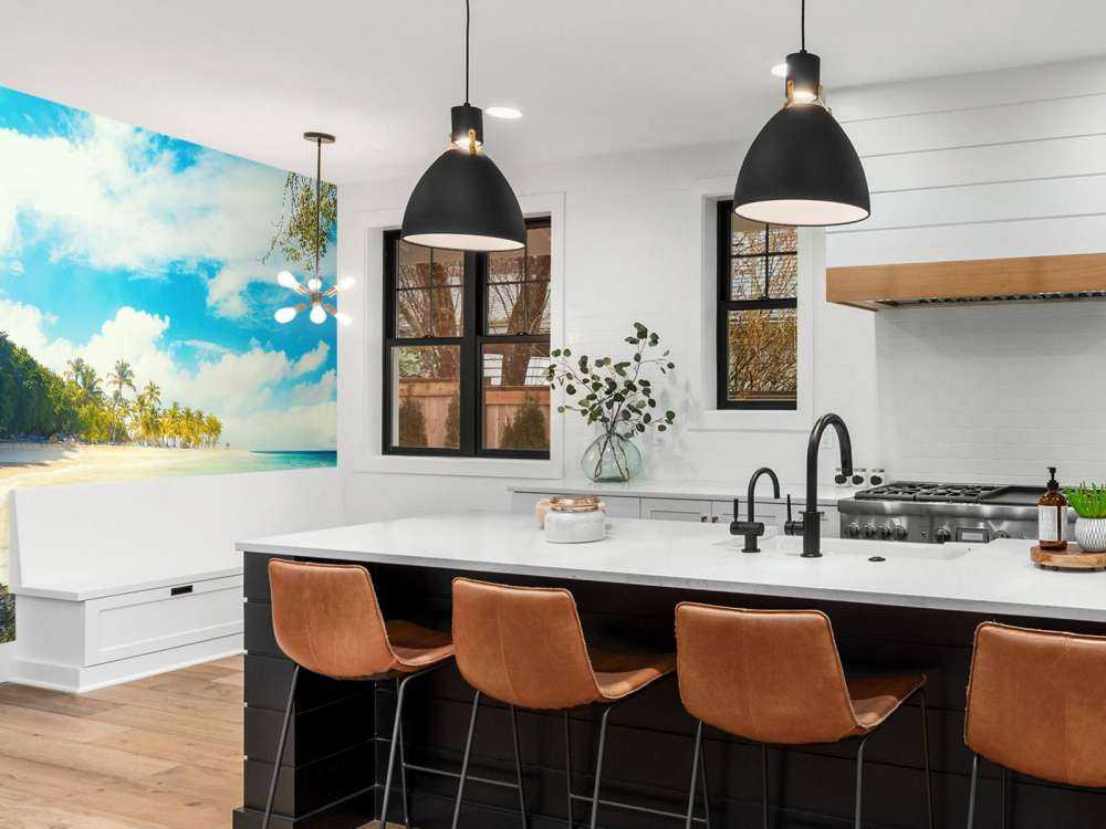 Wit strand met een kleurrijke zee