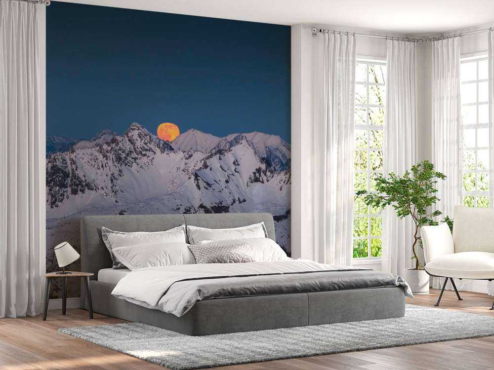 Volle maan boven alpentoppen