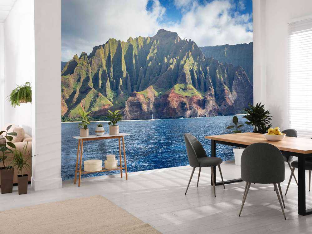 Tropische kliffen aan diepblauwe zee