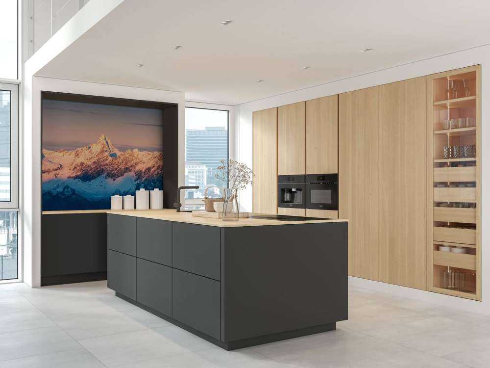 Avondlicht over besneeuwde bergtoppen