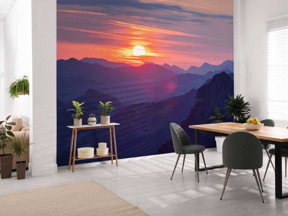 Zonsondergang boven paarse berglagen