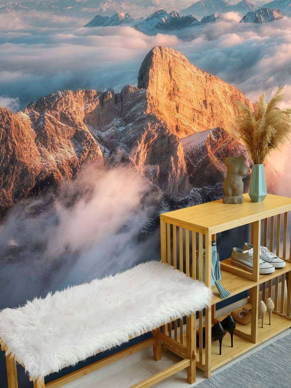 Gouden bergtop in ochtendmist