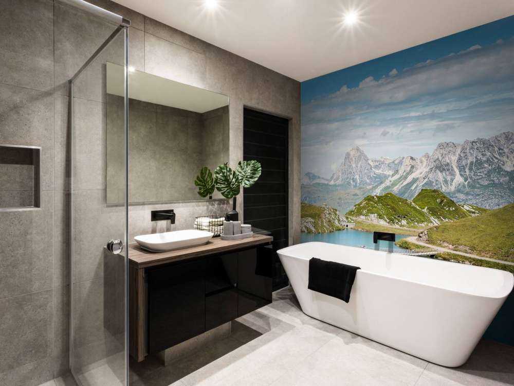 Helder bergmeer in zomervallei