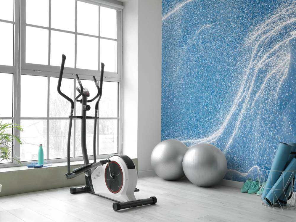 Wervelende sneeuw op ijsblauw landschap