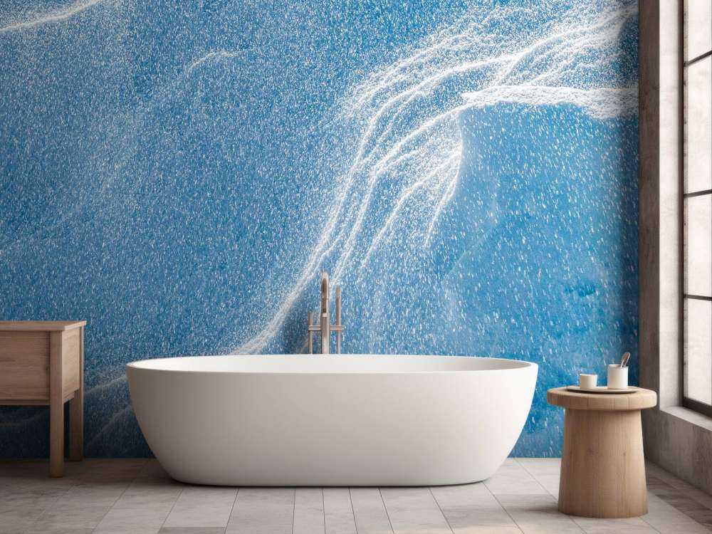 Wervelende sneeuw op ijsblauw landschap