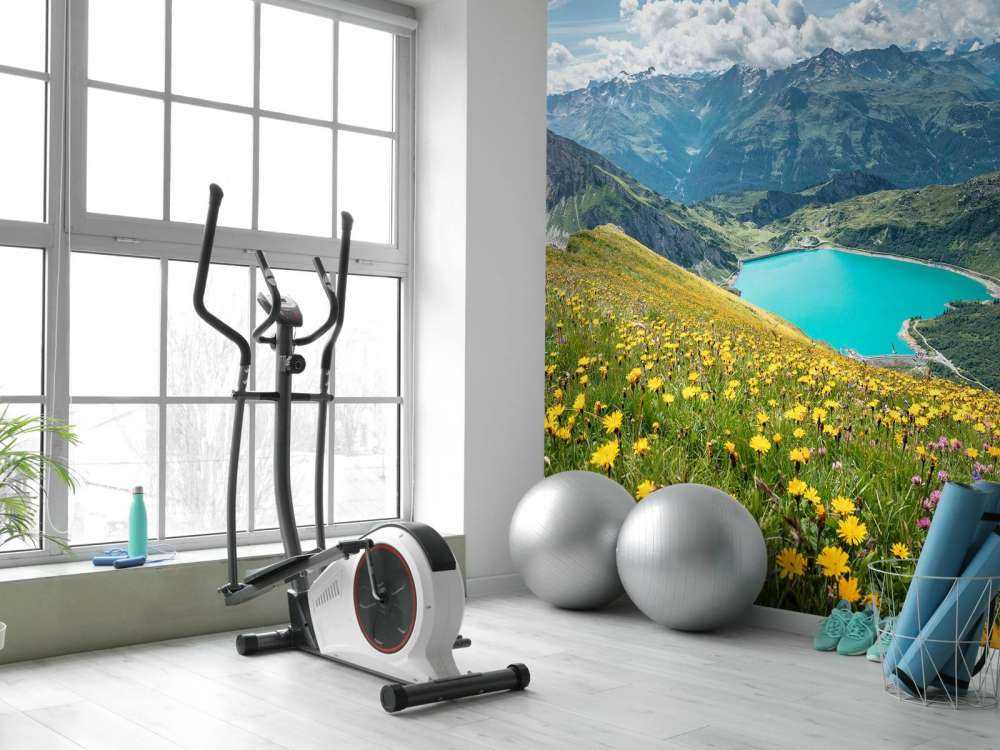 Bloemenweide boven turquoise bergmeer