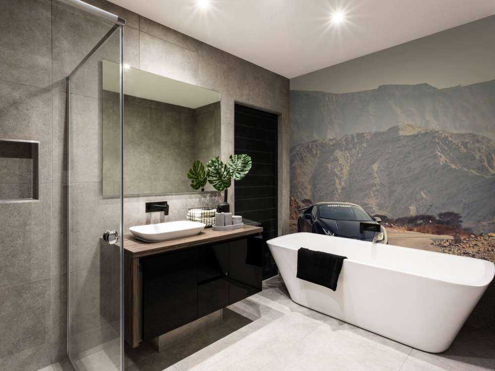 Zwarte supercar in woestijn