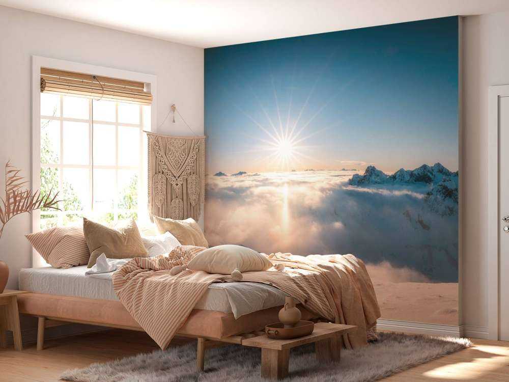 Zon boven wolkendek in alpenpanorama