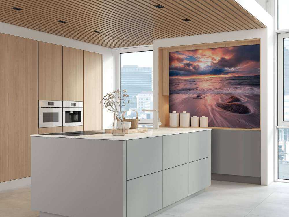 Stormlucht boven stille branding