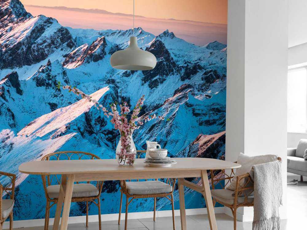 Zonsopkomst over besneeuwd bergmassief