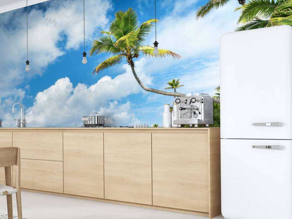 Palmbomen aan turquoise lagune