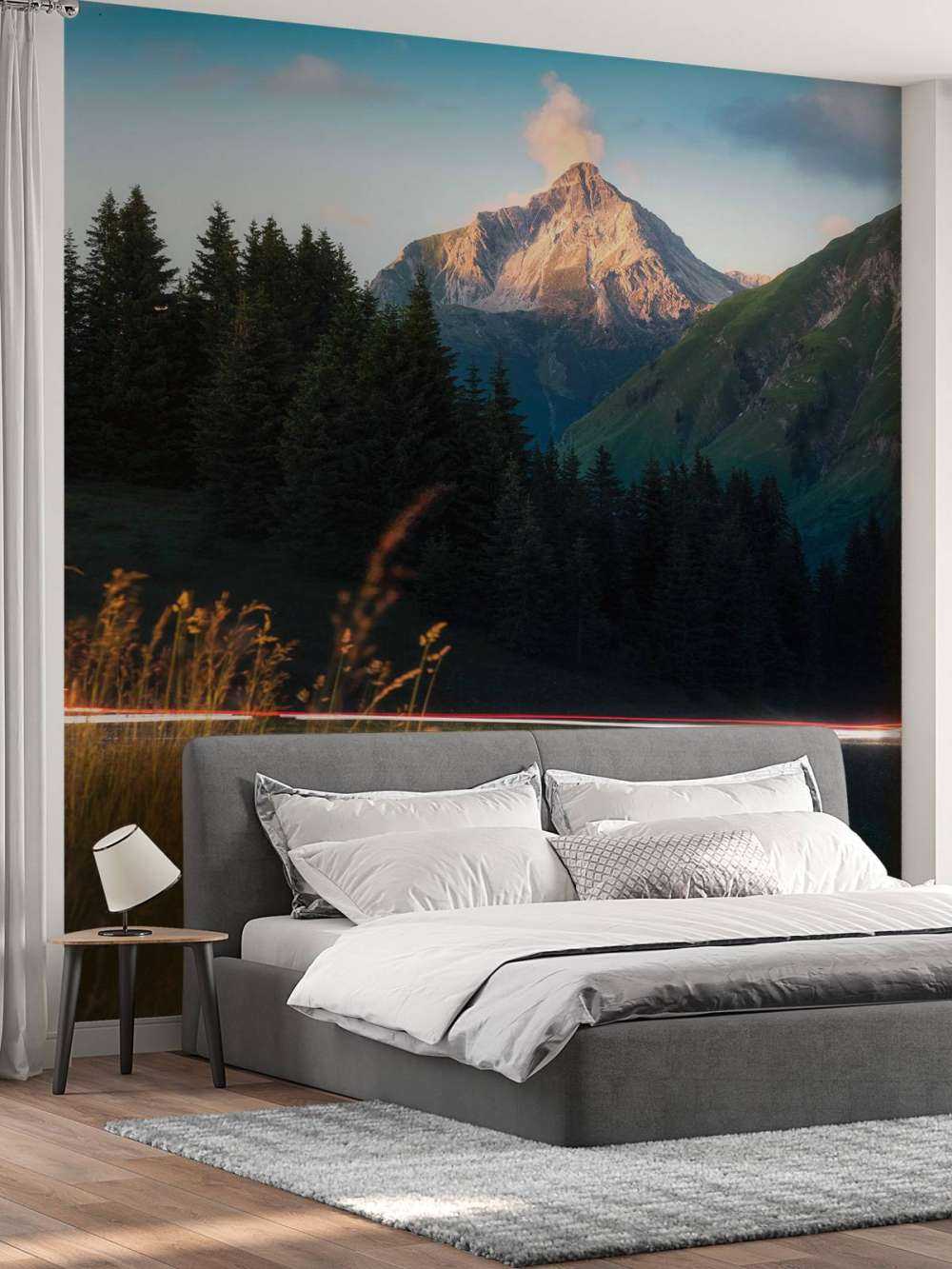 Avondlicht op alpentop met bloemenveld