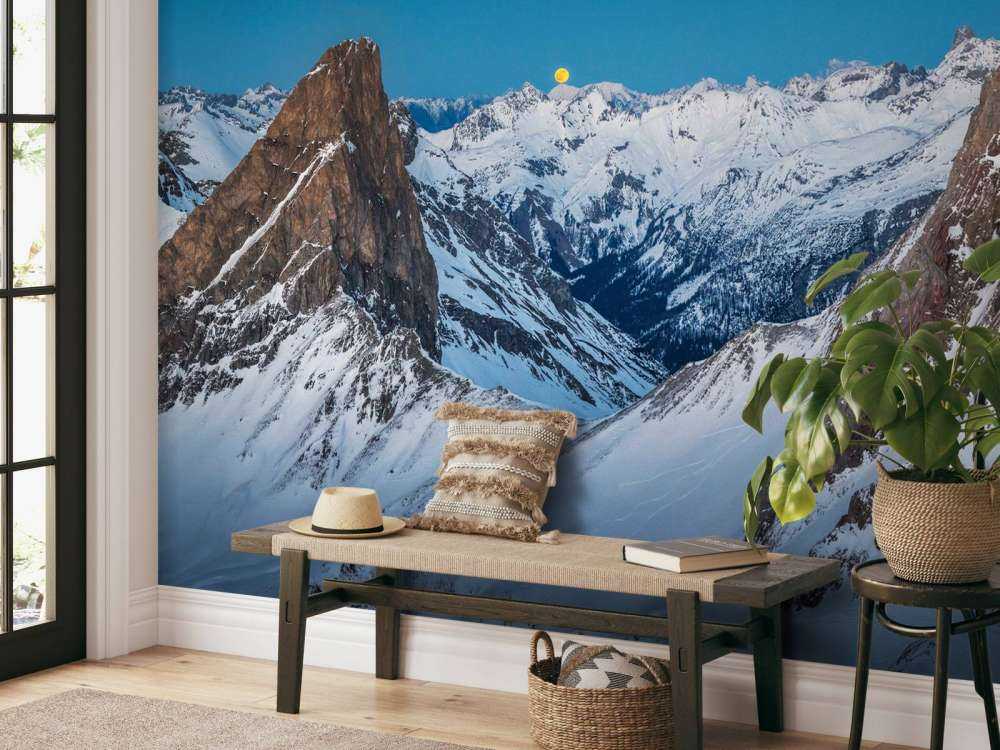 Maanlicht boven alpiene pieken