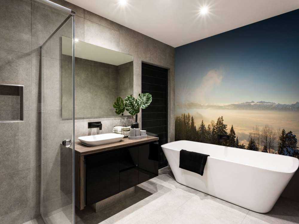 Zonsopkomst boven besneeuwd dennenbos