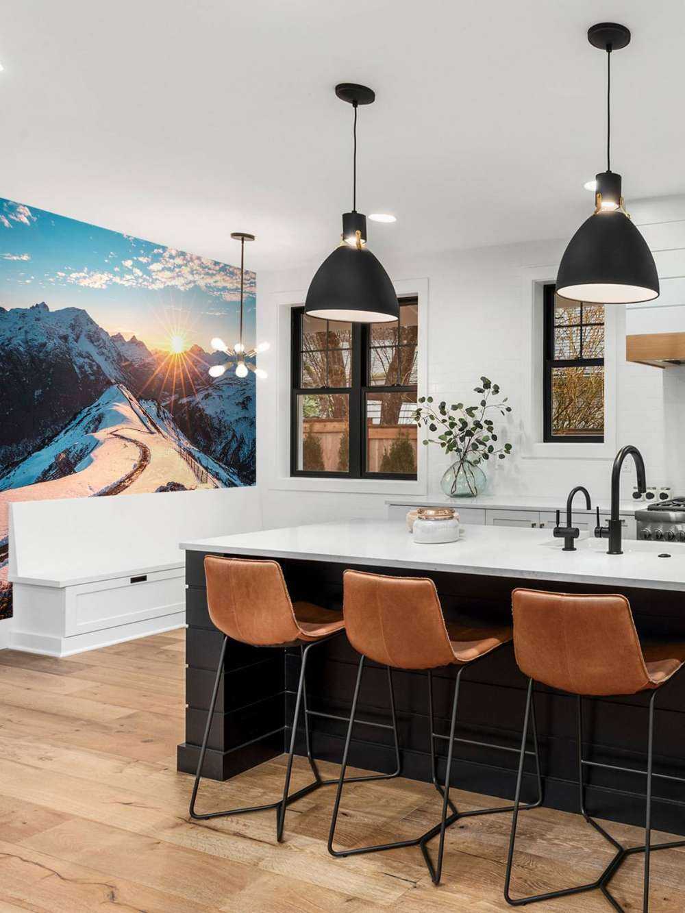 Kronkelpad in besneeuwde bergzon