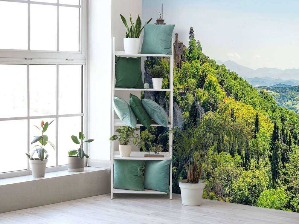 Bergkasteel boven groene heuvels