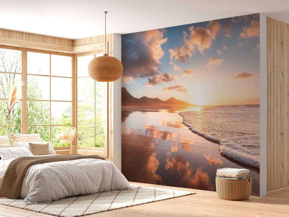 Gouden zonsondergang aan stille kust