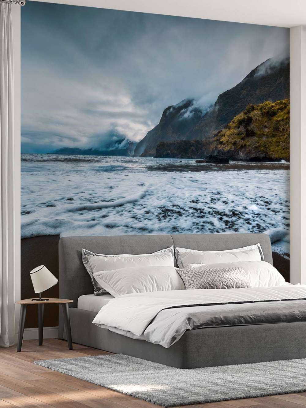 Dramatische kust met mistige kliffen