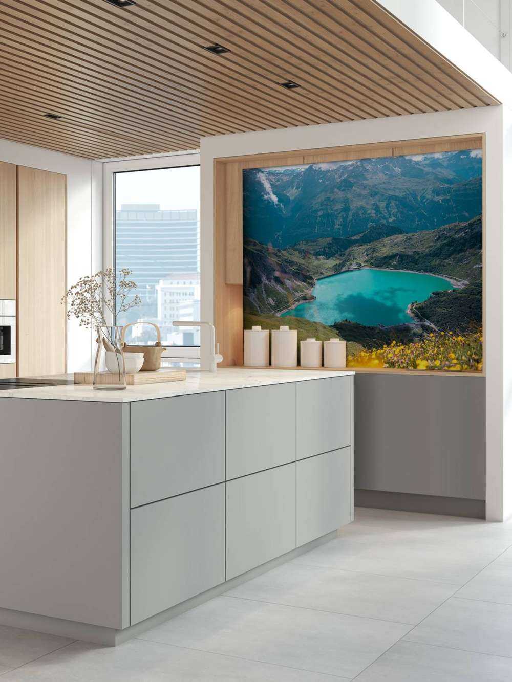 Bloemenweide aan turquoise bergmeer