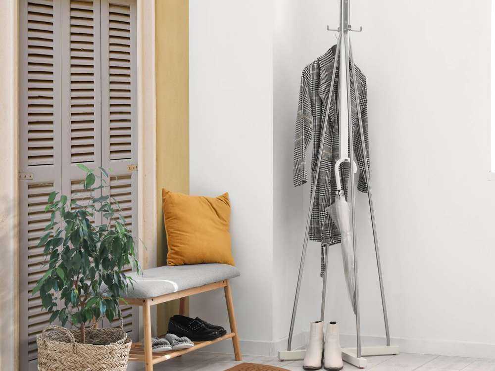 Raam met houten luiken op gele muur