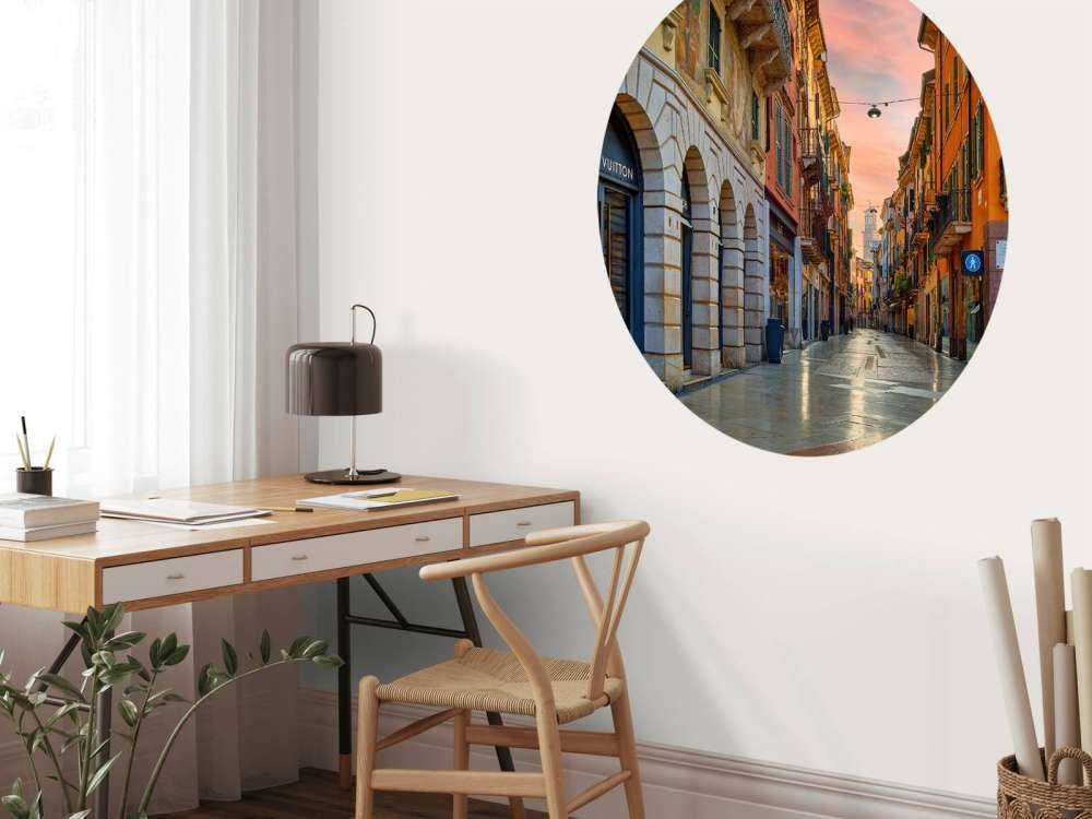 Winkelstraat bij zonskomst