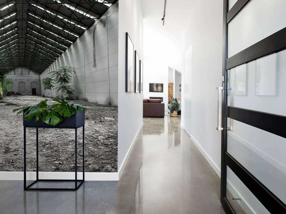 Industriële hal met planten
