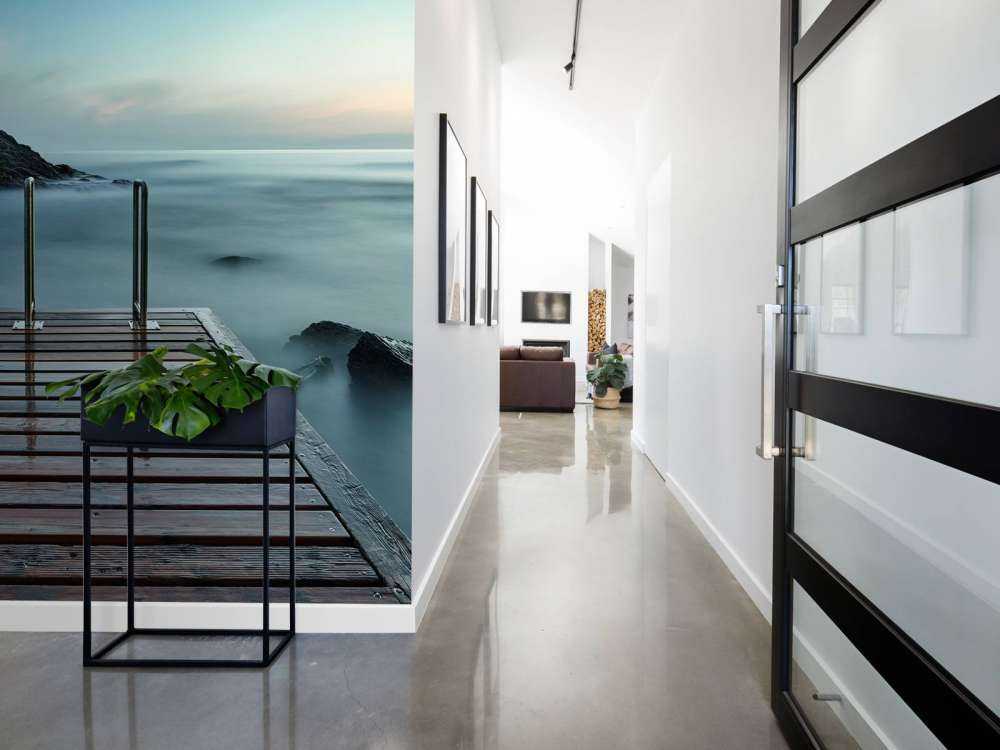 Houten steiger aan de kust