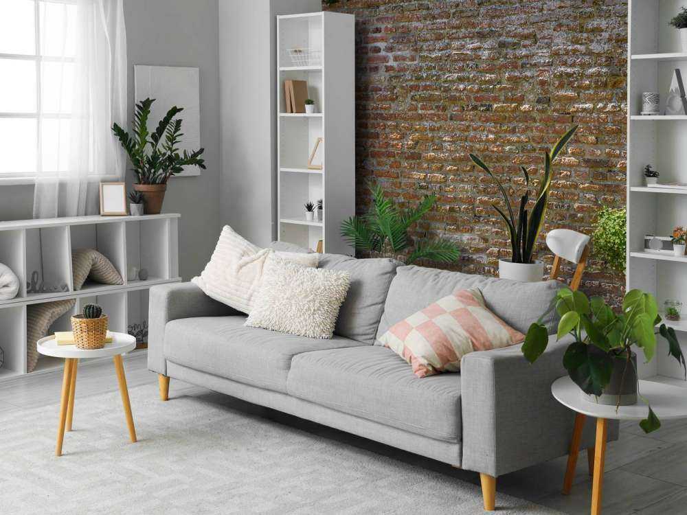 Oude stenen stadsmuur met plantjes