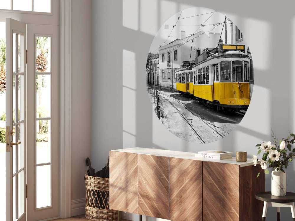 Gele tram in een zwart-wit straatje