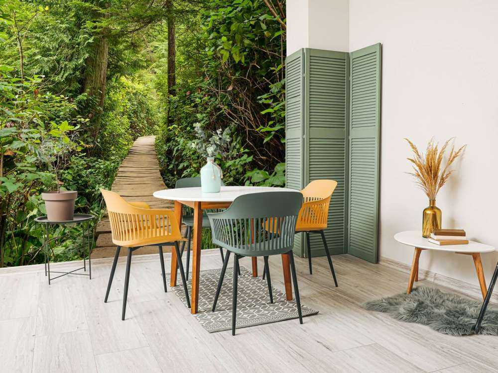 Houten pad door het groen