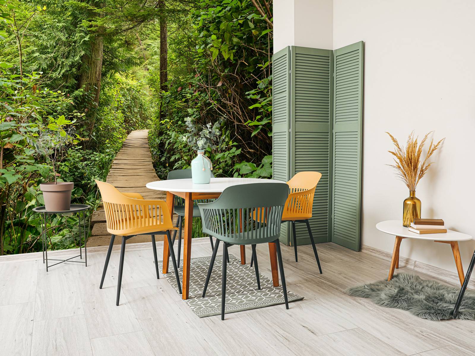 Houten pad door het groen