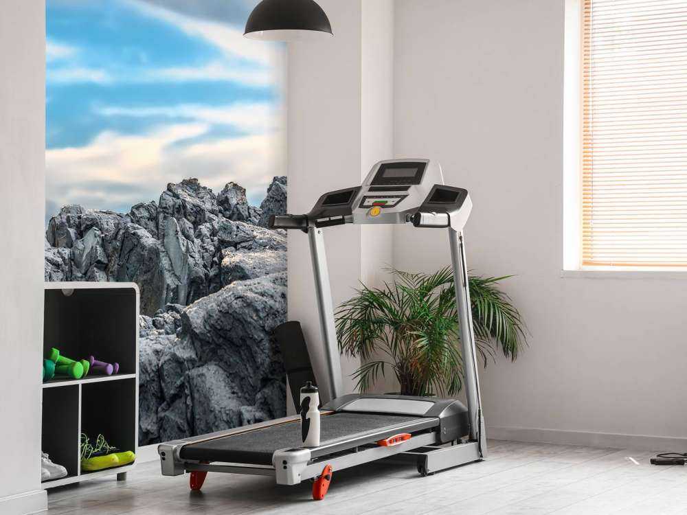 Rots onder mooie wolken