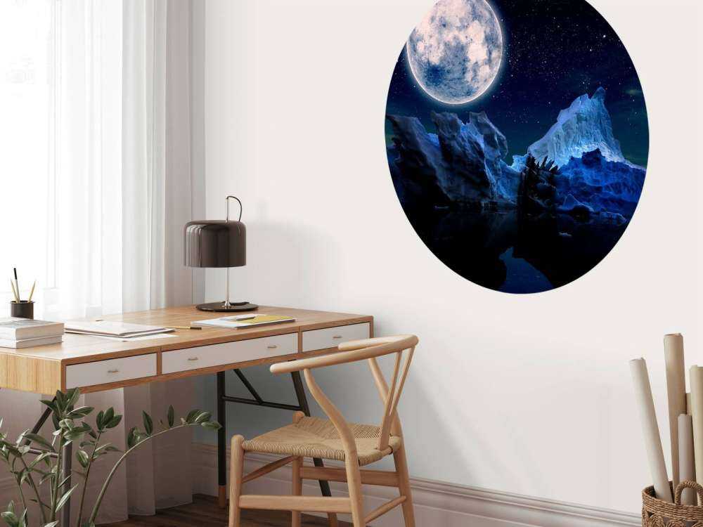 Volle maan boven ijsbergen