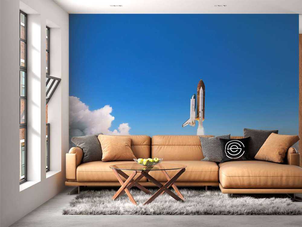 Space Shuttle stijgt op met rookwolk