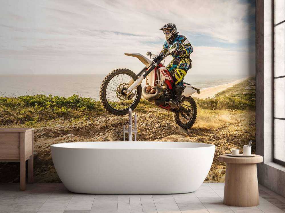 Crossmotor op een zandpad