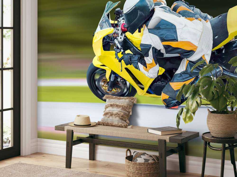 Gele motor maakt een scherpe bocht