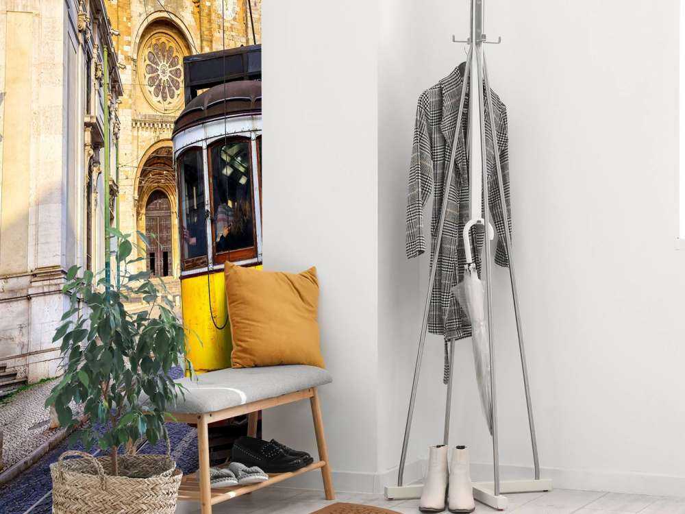 Oude gele tram in Lissabon