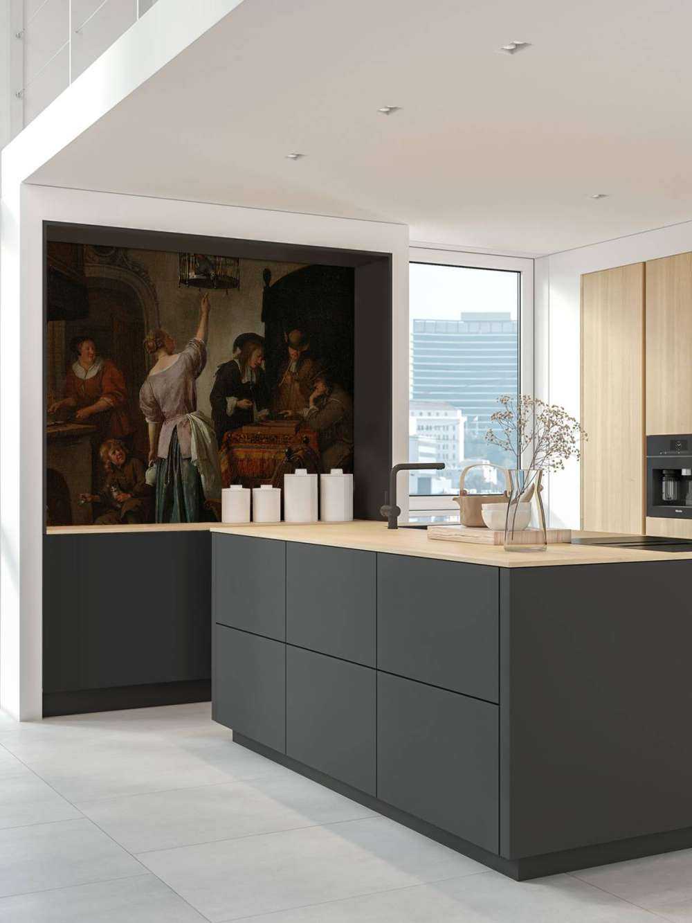 Interieur met een vrouw die een papegaai voert